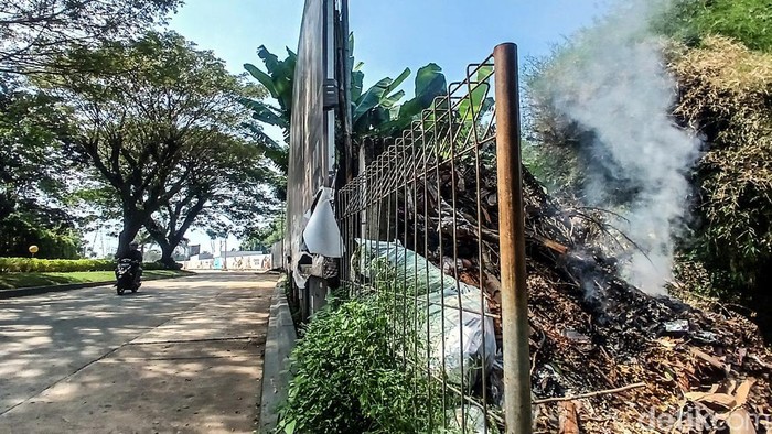 Perilaku warga yang membakar sampah sembarangan masih sering ditemukan di sekitar kita. Dampaknya, bisa membuat orang lain menderita ISPA.