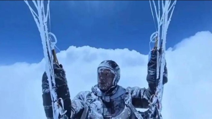 Video viral pria China terbawa angin hingga ketinggian 8.500 meter saat paralayang