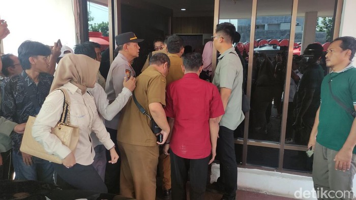 Wabup Sidoarjo Mimik Idayana bersama Disnaker Sidoarjo menghadiri mediasi dengan pabrik tandon yang diduga menahan ijazah karyawan.