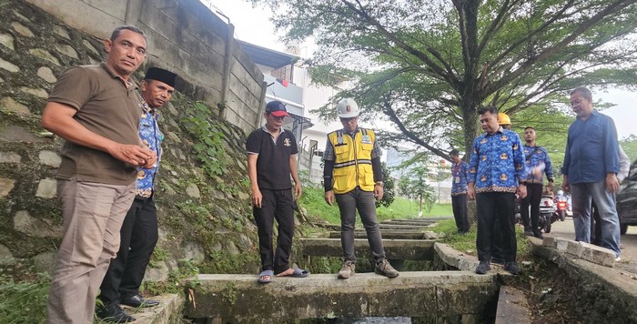 Wakil Wali Kota Tangerang Selatan (Tangsel) Pilar Saga Ichsan meninjau sejumlah tempat rawan banjir, Senin (2/6/2025).