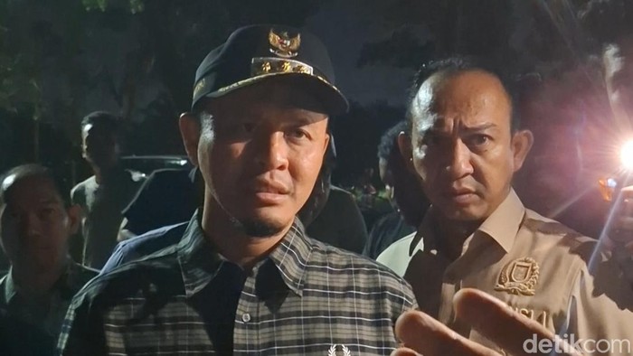 Wali Kota Agung Nugroho saat razia warung remang-remang di Pekanbaru. (Raja Adil Siregar/detikSumut)