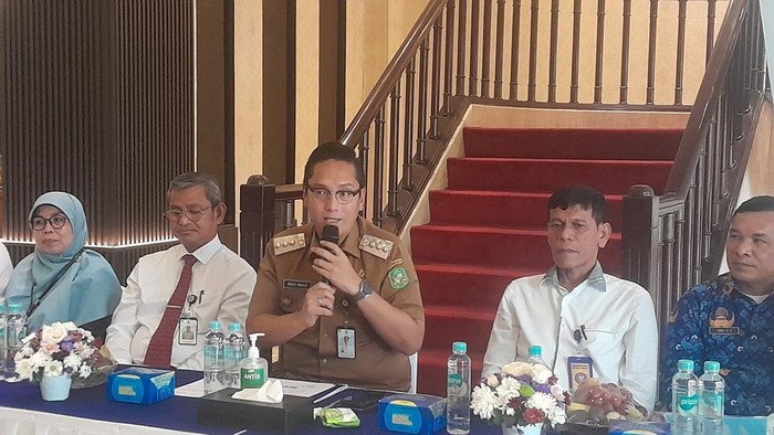Wali Kota Medan Rico Waas dan Kepala BNN Sumut Brigjen Toga Habinsaran Panjaitan (Nizar Aldi/detikSumut)