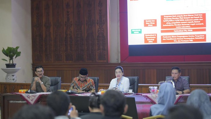 Wali Kota Semarang Agustina, beserta wakilnya, Iswar Aminuddin, memaparkan capaian Program 100 Hari Kerja