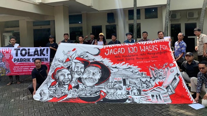 Warga Paguyuban Desa Watangrejo mendatangi Kantor Dinas Lingkungan Hidup dan Kehutanan (DLHK) Jawa Tengah (Jateng), Kecamatan Banyumanik, Selasa (2/6/2025).