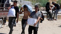 GHF, yang didukung oleh Israel dan sekutu dekatnya, Amerika Serikat, mengatakan telah mendistribusikan sekitar 8.000 kotak makanan, setara dengan 462.000 makanan, sejak Israel melonggarkan blokade selama 11 minggu di daerah kantong Palestina yang hancur akibat perang minggu lalu. Foto: REUTERS/Ramadan Abed