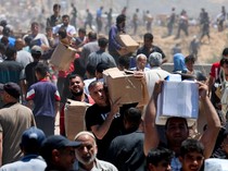 Warga Palestina Terima Bantuan Saat Serangan Israel Terus Berlanjut