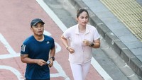Wendi Cagur dan istri, Revti Ayu, saat lari di kawasan Jakarta pada Minggu (1/6/2025) pagi. (Foto: dok Instagram)