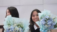 Kedua anaknya sempat khawatir dan menanyakan siapa akan mendampinginya untuk momen kelulusan nanti. Syb chat pas acara, Bia, ini sebenarnya aku sama Kala ditonton siapa yaa gradnya?” “Ada bia dan abi sayang, alhamdulillah kita sampai tepat waktunya..”, imbuh Zaskia Adya Mecca. Foto: instagram Zaskia Adya Mecca