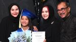 Zaskia Adya Mecca dan Hanung Bramantyo Pontang-panting Hadiri Kelulusan Anak