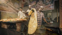 Kategori foto makanan kaki lima dimenangkan oleh Debdatta Charaborty. Ia mengabadikan foto penjual makanan roti paratha saat bulan Ramadan di India. Foto: Boredpanda