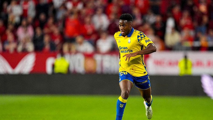 SEVILLA, SPAIN - MAY 13: Dario Essugo of UD Las Palmas in action during the Spanish league, LaLiga EA Sports, football match played between Sevilla FC and UD Las Palmas at Ramon Sanchez-Pizjuan stadium on May 13, 2025, in Sevilla, Spain. (Photo By Joaquin Corchero/Europa Press via Getty Images)