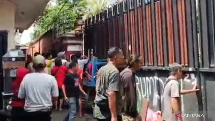 Aksi protes pedagang asongan di pintu gerbang 2 Taman Mini Indonesia Indah (TMII), Jakarta Timur, Senin (2/6/2025). ANTARA/HO-Dokumentasi Pribadi