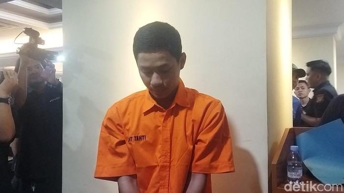 Andreas, pembunuh bos sembako di Bekasi kini berbaju tahanan.