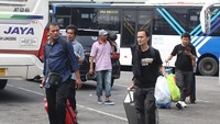 Meski tidak sebesar arus mudik utama, pengelola Terminal Kalideres tetap menyiapkan langkah-langkah antisipatif. Penambahan armada, pengaturan jadwal keberangkatan, serta pengawasan keamanan diperkuat guna memastikan perjalanan pemudik berlangsung aman dan lancar. (ANTARA FOTO/Muhammad Iqbal)  