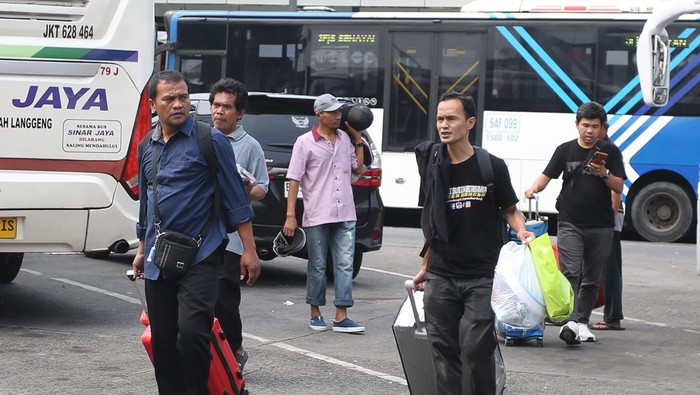 Sejumlah pemudik bersiap menaiki bus yang akan membawanya ke kampung halaman di Terminal Bus Kalideres, Jakarta, Senin (2/6/2025). Meski tidak seramai mudik Lebaran Idul Fitri, pengelola Terminal Kalideres mencatat adanya peningkatan penumpang menjelang Hari Raya Idul Adha 1446 H dari hari biasa sekitar 350 penumpang perhari naik menjadi 750 penumpang pada H- 5 jelang Lebaran Haji. ANTARA FOTO/Muhammad Iqbal/bar