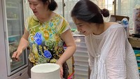 Terakhir ada posenya saat belajar baking. Audinna membuat kue yang dilapisi dengan cream berwarna putih.  Foto: Instagram @audinne