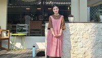 Ada juga momen Audinna saat mampir di kafe kekinian. Posenya saat berdiri di depan kafe ini sukses mencuri perhatian netizen. Foto: Instagram @audinne