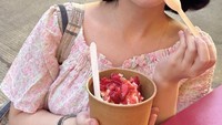 Ada momennya saat menikmati dessert, seperti pada momen yang satu ini. Audinna menikmati es krim dengan topping buah strawberry utuh. Foto: Instagram @audinne