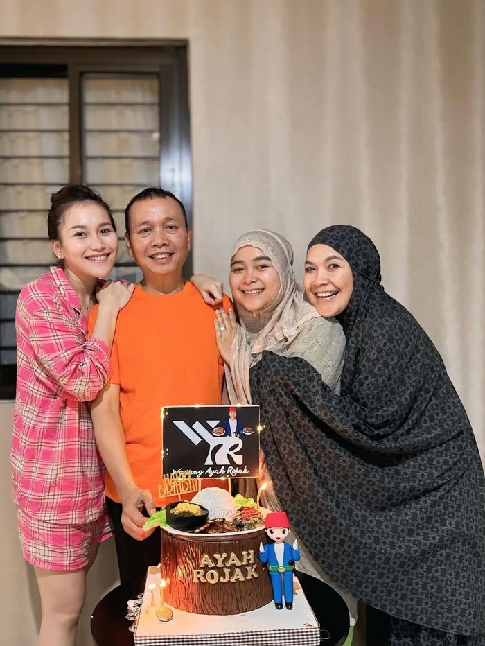 Ayu Ting Ting Ayah Rojak ulang tahun.