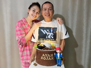 Tangis Bahagia Ayah Rojak di Konser Perdana Ayu Ting Ting
