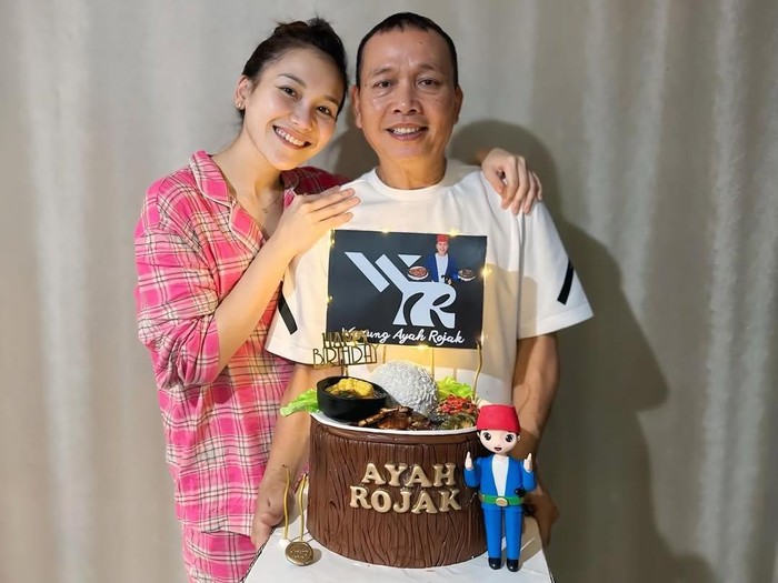 Ayah Rojak ulang tahun.