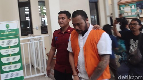 Bastomi Prasetiawan, pelaku pembunuhan sadis di Jalan Nangka Utara, Denpasar saat menghadiri sidang di Pengadilan Negeri (PN) Denpasar, Selasa (3/6/2025).