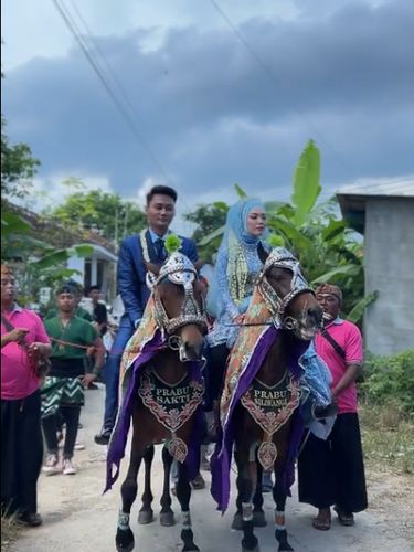 Beredar video viral di TikTok, tradisi unik kirab pengantin naik kuda di Madura, Jawa Timur.