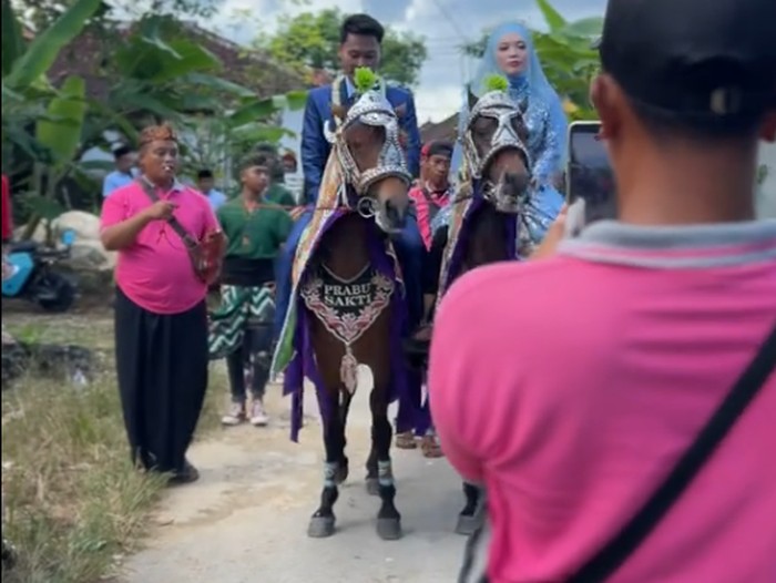 Beredar video viral di TikTok, tradisi unik kirab pengantin naik kuda di Madura, Jawa Timur. Beredar video viral di TikTok, tradisi unik kirab pengantin naik kuda di Madura, Jawa Timur.