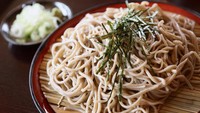 Soba adalah mie unik khas Jepang berbahan tepung gandum hitam (buckwheat). Konsumsinya bantu meningkatkan sirkulasi darah yang lebih baik sehingga mencegah darah tinggi. Foto: Getty Images/iStockphoto/key05