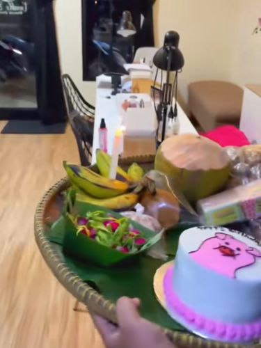 Bukan kue ulang tahun, teman-temannya ini iseng dengan memberikan kejutan 'kue' sajen yang bikin ngakak. Bukan kue ulang tahun, teman-temannya ini iseng dengan memberikan kejutan 'kue' sajen yang bikin ngakak.