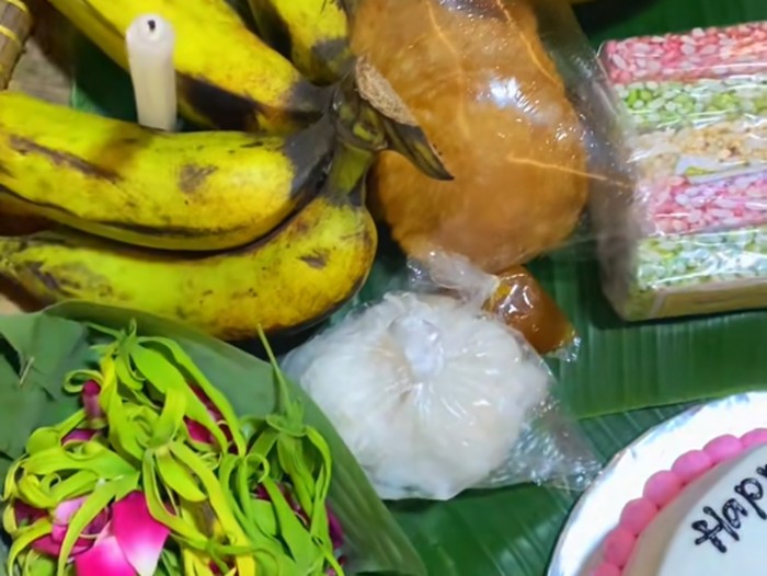 Bukan kue ulang tahun, teman-temannya ini iseng dengan memberikan kejutan kue sajen yang bikin ngakak.