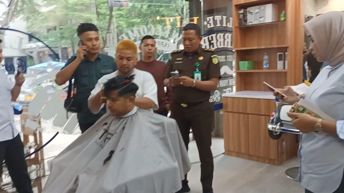Buron Kejari Batam ditangkap saat sedang potong rambut di kawasan Lubuk Baja, Batam. (Dok. Istimewa)
