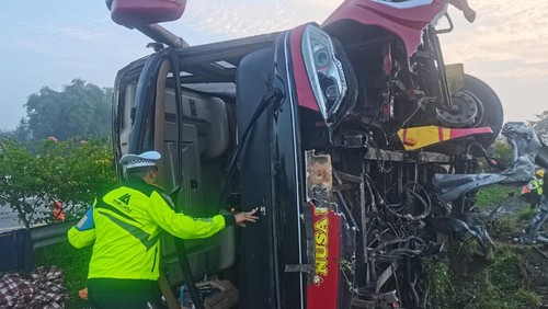 Bus PO Nusa Bali terguling di Tol Astra Jombang-Mojokerto (Jomo) km 701+800B, Jombang, Jatim, Selasa (3/6/2025). (Istimewa)