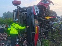 Bus Nusa Bali Terguling di Tol Jombang, 15 Penumpang Luka