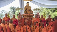 Dalam kesempatan itu, sebanyak sembilan calon biksu dan 125 mahasiswa dari Sekolah Tinggi Ilmu Agama Buddha (STIAB) Jinarakkhita Lampung secara resmi ditahbiskan sebagai biksu dan samanera. Prosesi penahbisan ini sekaligus menegaskan peran kawasan Candi Kedaton sebagai ruang spiritual yang masih hidup hingga kini, menyambung masa lalu dengan generasi Buddhis masa kini dan mendatang. ANTARA FOTO/Wahdi Septiawan