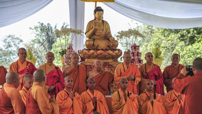 Para biksu dan samanera berjalan usai mengikuti prosesi penahbisan biksu dan samanera oleh para Biksu Sangha di Candi Kedaton, Kawasan Cagar Budaya Nasional (KCBN) Muarajambi, Muaro Jambi, Jambi, Selasa (3/6/2025). Sebanyak sembilan calon biksu dan 125 mahasiswa dari Sekolah Tinggi Ilmu Agama Buddha (STIAB) Jinarakkhita Lampung disahkan sebagai biksu dan samanera pada kesempatan itu. ANTARA FOTO/Wahdi Septiawan