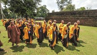 Ratusan peserta tampak khidmat mengikuti tahapan ritual yang dipimpin oleh para Biksu Sangha. Prosesi yang penuh makna tersebut menjadi bagian penting dalam pendidikan dan pengabdian spiritual umat Buddha. ANTARA FOTO/Wahdi Septiawan