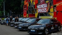 BMW Indonesia kembali menjadi Official Mobility Partner PBSI dalam ajang Kapal Api Indonesia Open 2025. Sebanyak 15 unit kendaraan diserahkan untuk mendukung mobilitas para atlet dan tamu VIP selama turnamen berlangsung. Kolaborasi ini melanjutkan kemitraan strategis yang telah terjalin sejak 2021.  