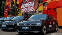 Deretan mobil BMW menghiasi pintu masuk ajang Indonesia Open 2025 di Jakarta, Selasa (3/6/2025).   