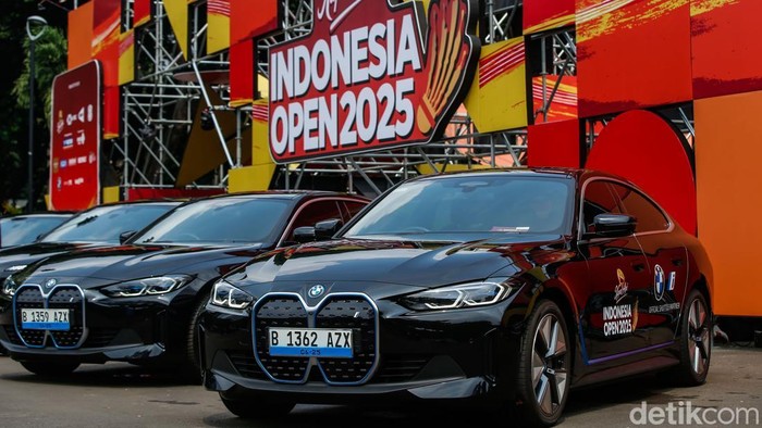Deretan mobil BMW menghiasi pintu masuk ajang Indonesia Open 2025 di Jakarta, Selasa (3/6/2025).