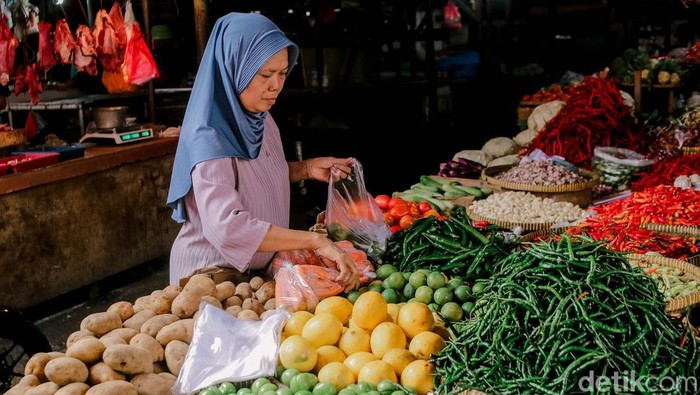 Dering Alarm Bahaya Ekonomi RI Warga memilih sayuran di Pasar Kebayoran Lama, Jakarta, Selasa (2/6/2025). Badan Pusat Statistik (BPS) mengumumkan terjadi deflasi pada Mei 2025 sebesar 0,37 persen secara bulanan atau month to month (mtm). Adapun penyumbang deflasi terbesarnya adalah kelompok makanan, minuman, dan tembakau sebesar 1,40 persen dan memberikan andil deflasi sebesar 0,41 persen.