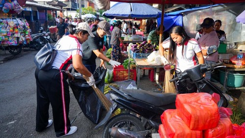 Dinas Koperasi Usaha Kecil Menengah dan Perdagangan (Diskop UKMP) Kabupaten Badung menggelar aksi bersih-bersih pasar pada Selasa (3/6/2025). (Foto: Dok. Pemkab Badung)