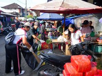 Hari Lingkungan Hidup Sedunia, Diskop UKMP Badung Bersih-bersih Pasar