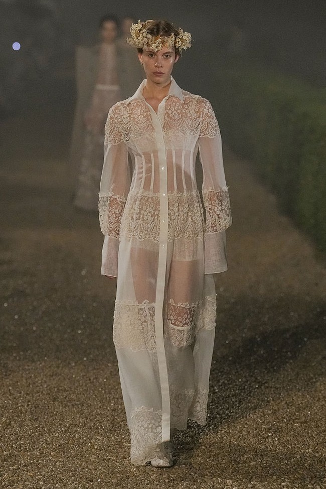Langkah para penonton kemudian dipandu oleh instalasi Pietro Ruffo, yang menghidupkan kembali motif-motif grotesque dalam bentuk kontemporer, membaurkan dekorasi villa dengan keajaiban visual yang penuh lapisan. (Foto: Giovanni Giannoni/WWD via Getty Images)