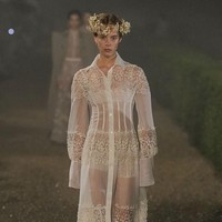Langkah para penonton kemudian dipandu oleh instalasi Pietro Ruffo, yang menghidupkan kembali motif-motif grotesque dalam bentuk kontemporer, membaurkan dekorasi villa dengan keajaiban visual yang penuh lapisan. (Foto: Giovanni Giannoni/WWD via Getty Images)