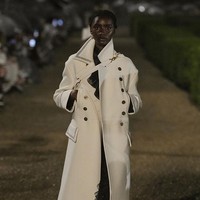 Chiuri menolak dikotak-kotakkan antara ready-to-wear dan haute couture. Ia menyulap keduanya menjadi satu narasi utuh yang bersifat sinematik dan hampir surealistik. Dalam pertunjukan ini, ia tidak hanya mempersembahkan koleksi, tetapi juga semesta kreatif yang menggabungkan teater, tari, ilusi, dan sejarah. (Foto: Giovanni Giannoni/WWD via Getty Images)