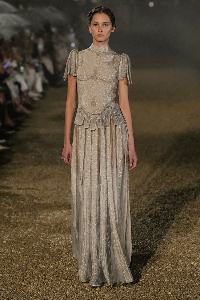 Dior Cruise 2026 bukan sekadar koleksi musim liburan, tapi sekaligus puncak dari visi Chiuri. Inilah epilog yang sangat layak bagi seorang desainer yang selalu menjadikan fashion sebagai ruang kontemplasi budaya dan emansipasi visual, khususnya untuk mendukung gerakan femisme. (Foto: Giovanni Giannoni/WWD via Getty Images)