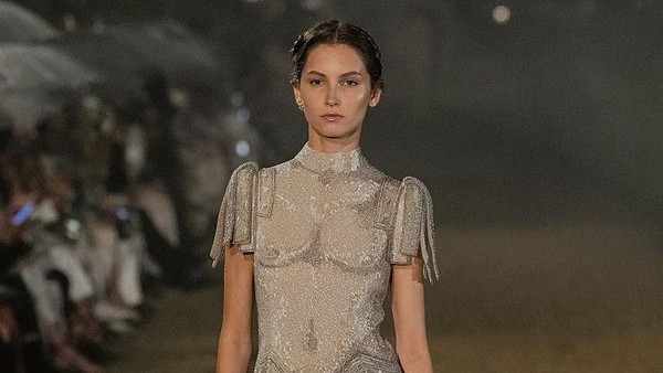 Foto: Dior Cruise 2026, Koleksi Perpisahan Desainer Maria Grazia Chiuri