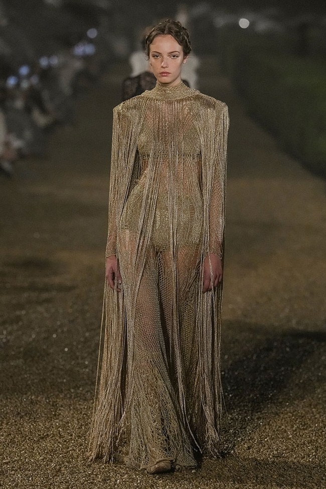 Ada kegembiraan, ada kenangan, dan ada juga semacam kerinduan terhadap masa lalu yang terus beresonansi dalam imajinasi mode. (Foto: Giovanni Giannoni/WWD via Getty Images)