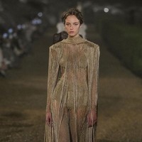 Ada kegembiraan, ada kenangan, dan ada juga semacam kerinduan terhadap masa lalu yang terus beresonansi dalam imajinasi mode. (Foto: Giovanni Giannoni/WWD via Getty Images)